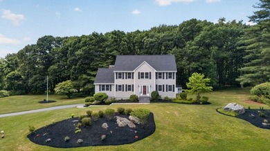 Beautifully maintained Colonial set on a manicured one-acre - photo 3