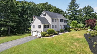 Beautifully maintained Colonial set on a manicured one-acre - photo 4
