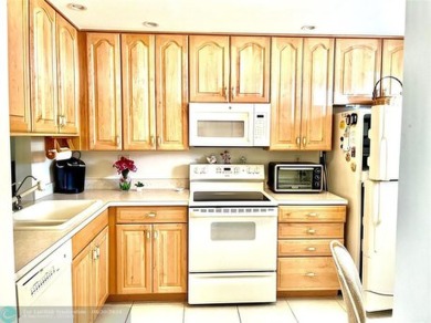 (private lake, pond, creek) Condo For Sale in Tamarac Florida