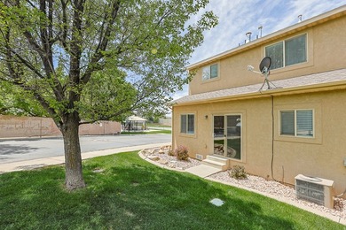Welcome to this beautifully updated 3-bedroom, 2.5-bathroom home - photo 27