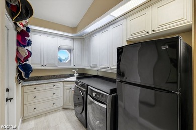 Custom Luxury Home with Unique Character. 14' Ceilings, Huge - photo 34
