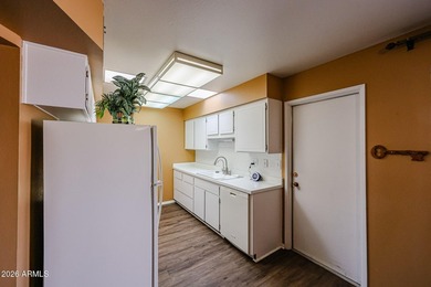 LOCATION, LOCATION, LOCATION! Beautiful, move-in-ready and - photo 3