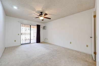 LOCATION, LOCATION, LOCATION! Beautiful, move-in-ready and - photo 4