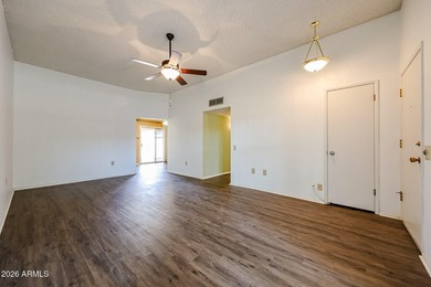LOCATION, LOCATION, LOCATION! Beautiful, move-in-ready and - photo 8