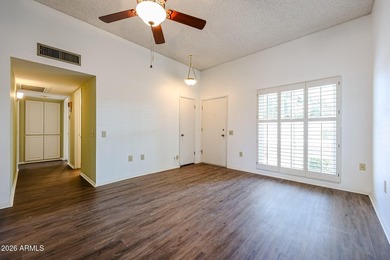 LOCATION, LOCATION, LOCATION! Beautiful, move-in-ready and - photo 9