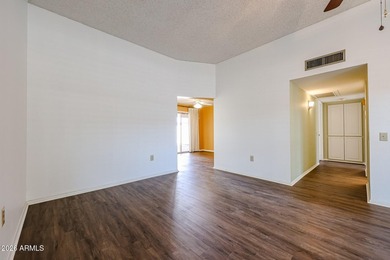 LOCATION, LOCATION, LOCATION! Beautiful, move-in-ready and - photo 10
