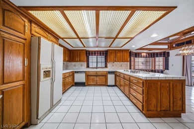 Beautiful custom-built family home designed for both comfort & - photo 20