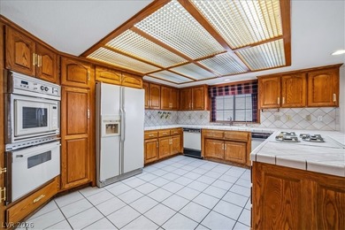 Beautiful custom-built family home designed for both comfort & - photo 26