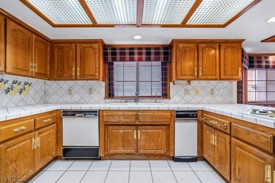 Beautiful custom-built family home designed for both comfort & - photo 27