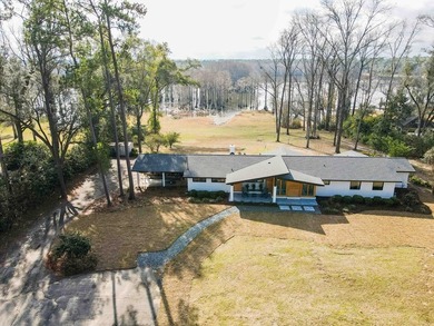 Quiet lakefront living with style: This midcentury modern ranch - photo 16