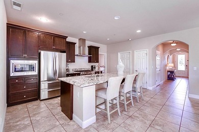 Elegant and sophisticated single-story home located on the golf - photo 9