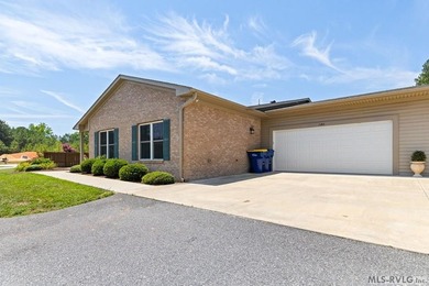 Immaculate! Move-in ready, this one-level townhome offers - photo 6