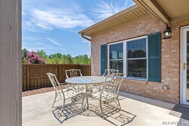 Immaculate! Move-in ready, this one-level townhome offers - photo 7