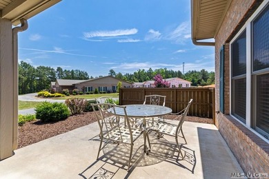 Immaculate! Move-in ready, this one-level townhome offers - photo 8