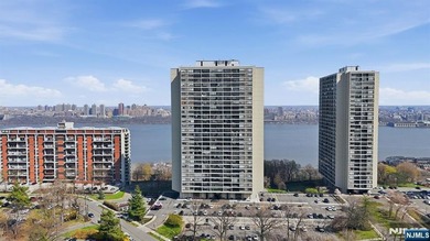 ABSOLUTELY STUNNING! unit 2809 is a recently Fully renovated and - photo 34