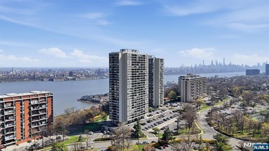 ABSOLUTELY STUNNING! unit 2809 is a recently Fully renovated and - photo 35