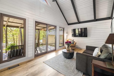 Enjoy lake life the way it's meant to be in this cozy cabin with - photo 12