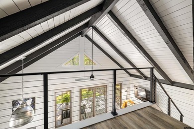 Enjoy lake life the way it's meant to be in this cozy cabin with - photo 16