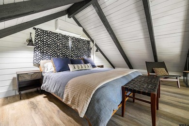 Enjoy lake life the way it's meant to be in this cozy cabin with - photo 17