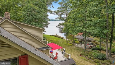 Welcome to an exceptional waterfront retreat on the widest and - photo 6
