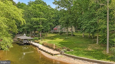 Welcome to an exceptional waterfront retreat on the widest and - photo 7