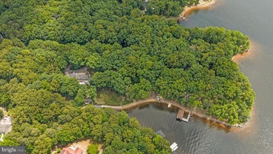 Welcome to an exceptional waterfront retreat on the widest and - photo 8