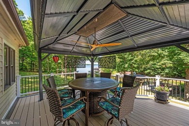 Welcome to an exceptional waterfront retreat on the widest and - photo 9