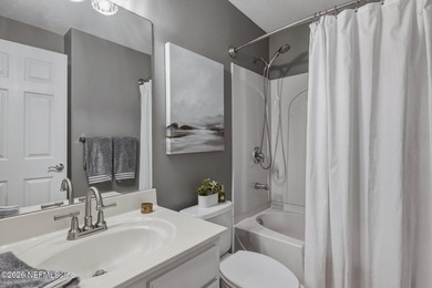 Excellent 3 bed 2 bath that STANDS OUT for it's location and - photo 30