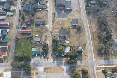 Welcome home to 604 Henry Street, a charming 3-bedroom, 2-bath - photo 31
