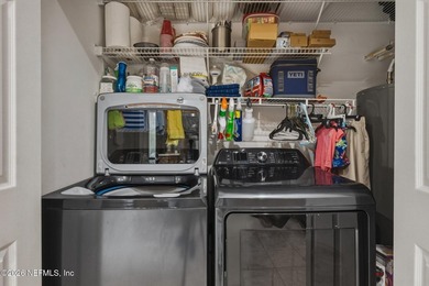 Excellent 3 bed 2 bath that STANDS OUT for it's location and - photo 32