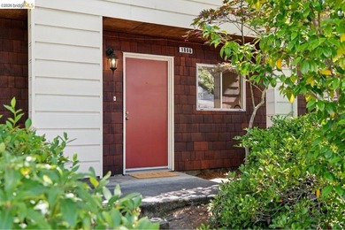 Rarely available Berkeley townhome! Built with a thoughtful - photo 3