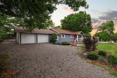 Charming 3-bedroom, 2-bath home, offering the perfect blend of - photo 5