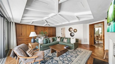 Just a stone's throw from the beach, 27 Emerald Bay offers a - photo 9