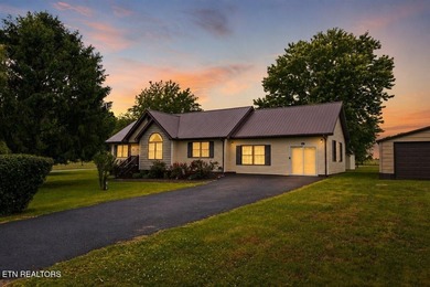 Beautifully maintained ranch-style home offering 3 bedrooms, 2 - photo 1
