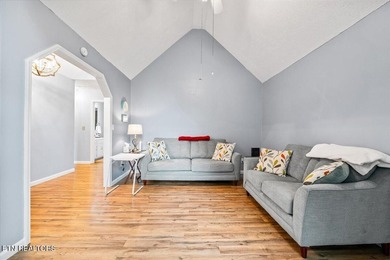 Beautifully maintained ranch-style home offering 3 bedrooms, 2 - photo 9
