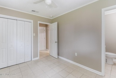 Welcome home! Charming and move-in ready! In a great location - photo 8