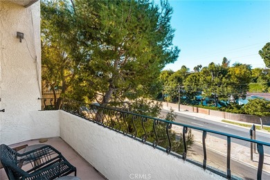 Tis beautifully remodeled 3rd level condo features modern