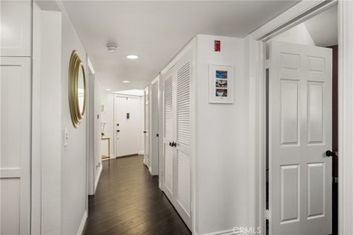 Tis beautifully remodeled 3rd level condo features modern