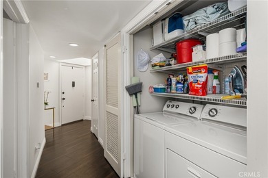 Tis beautifully remodeled 3rd level condo features modern