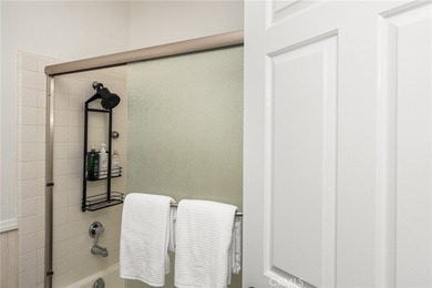 Tis beautifully remodeled 3rd level condo features modern