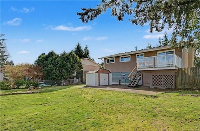 Family home, centrally located on a beautiful 0.25-acre lot just - photo 1