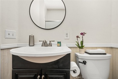 Tis beautifully remodeled 3rd level condo features modern