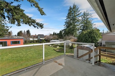 Family home, centrally located on a beautiful 0.25-acre lot just - photo 2