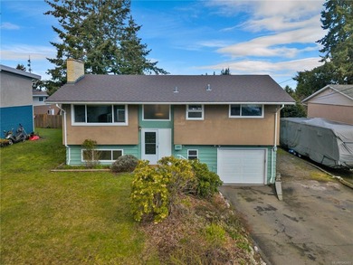 Family home, centrally located on a beautiful 0.25-acre lot just - photo 3