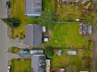 Family home, centrally located on a beautiful 0.25-acre lot just - photo 4