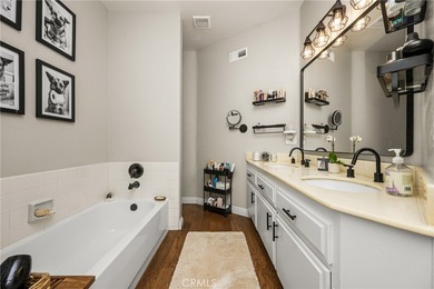Tis beautifully remodeled 3rd level condo features modern