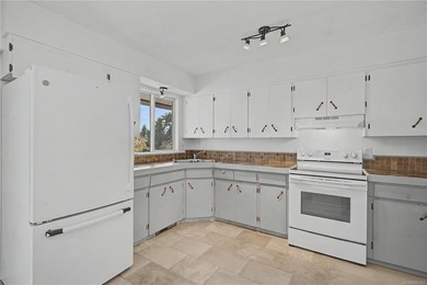 Family home, centrally located on a beautiful 0.25-acre lot just - photo 7