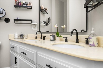 Tis beautifully remodeled 3rd level condo features modern