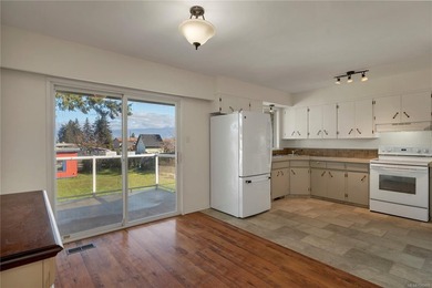 Family home, centrally located on a beautiful 0.25-acre lot just - photo 9