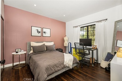 Tis beautifully remodeled 3rd level condo features modern